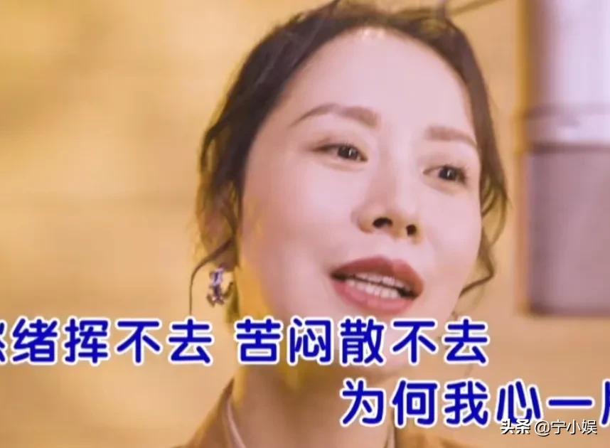 蓝羽大秀琴艺，卢靖姗唱歌受阻，胡兵自曝冷知识：这场晚会太精彩