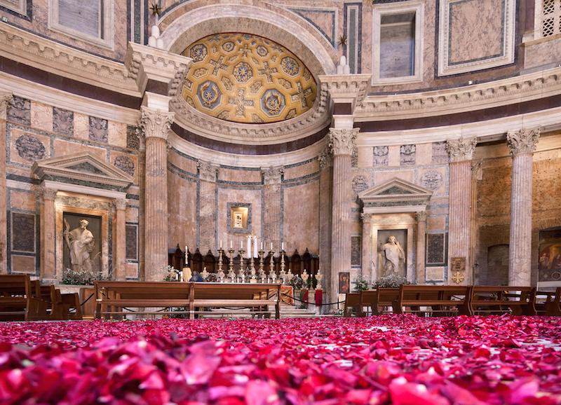 永不凋零的黄金玫瑰，代表荣耀经典，成为宗教圣物的歌颂一直流传