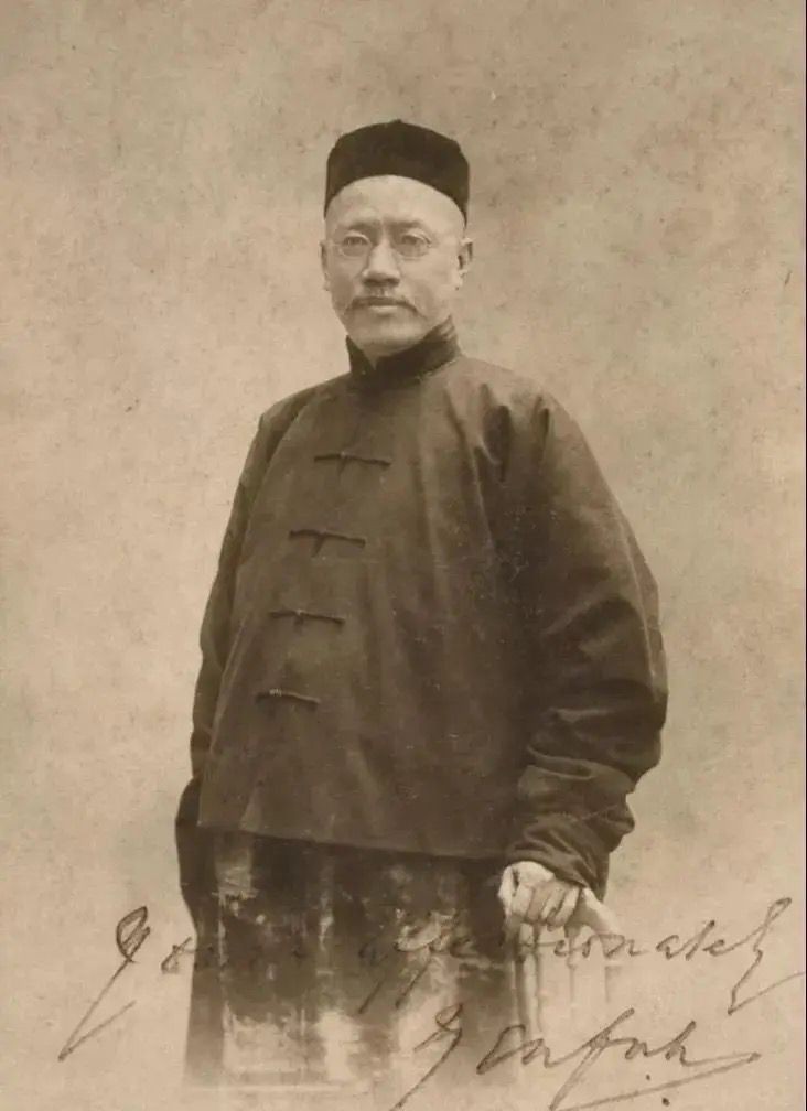 周恩来早期学习经历，居住地方漂泊不定，生活艰难仍不忘刻苦学习