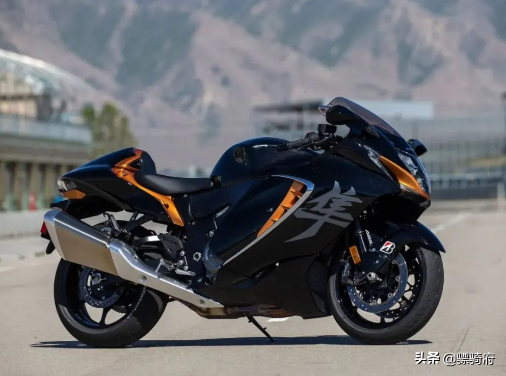 川崎六眼魔神当然也比kawasaki zzr1400更能表达骑手对于这款性能猛兽