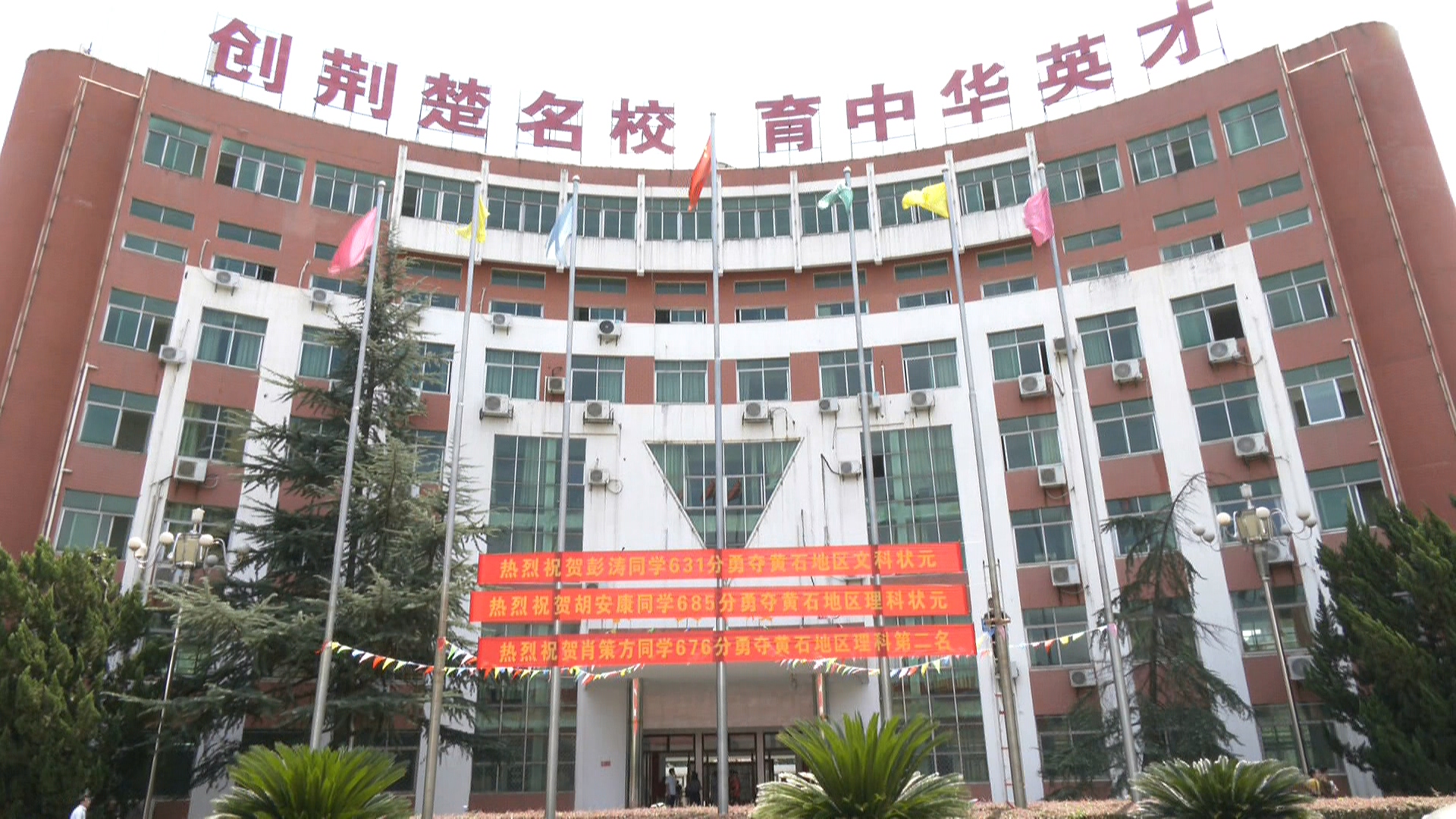 父母残疾全家靠吃野菜度日，大哥辍学打工供他上学，如今考进清华