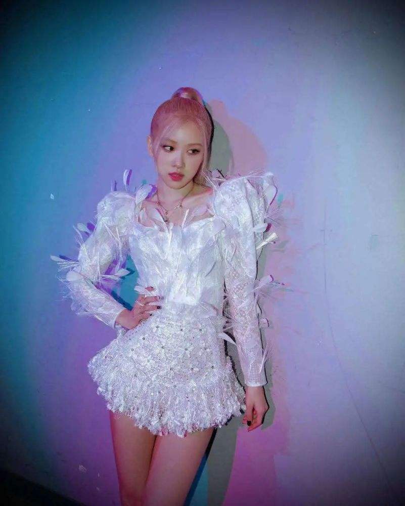 朴彩英晒美黑照片,发量少到粉丝都夸不起来,被说城乡结合部穿搭