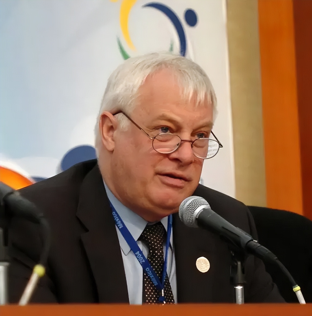 1997年香港回归场景:彭定康仰天含泪,"港督"女儿哭得难以自拔