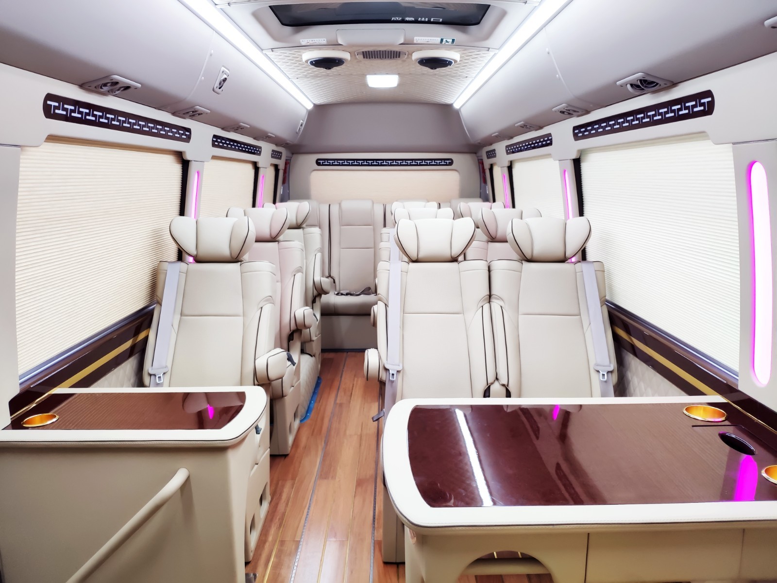 丰田考斯特12座豪华版最新改装样式