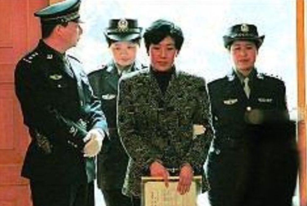 湖南女贪官落马记：色诱40多人，被84岁老汉扳倒，因怀孕被判死缓