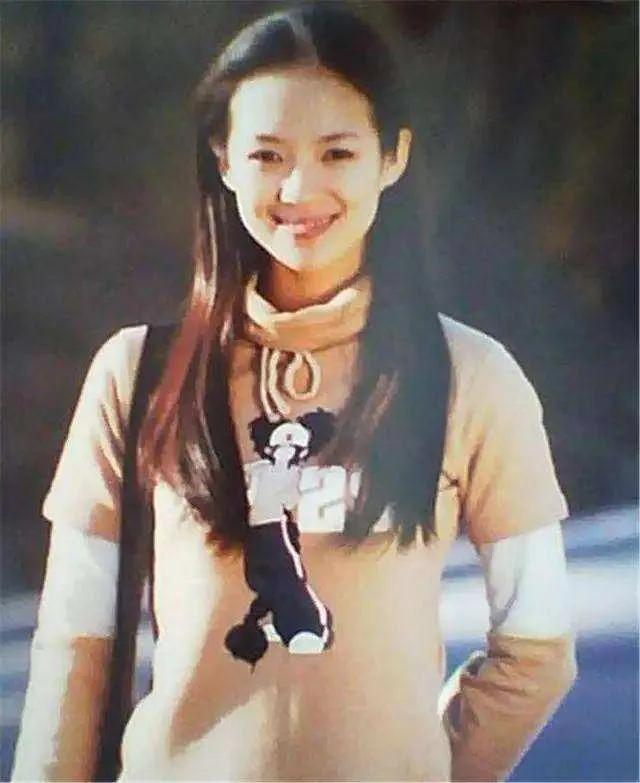 章子怡 上大学的时候的照片，那时就非常漂亮