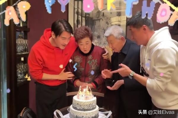 胡兵真孝顺为老母亲过80大寿！穿红卫衣似30岁，亲生哥哥意外抢镜