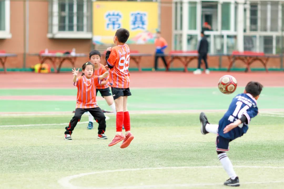 天府新区华阳实验小学在升旗仪式上隆重举行足球运动会颁奖典礼