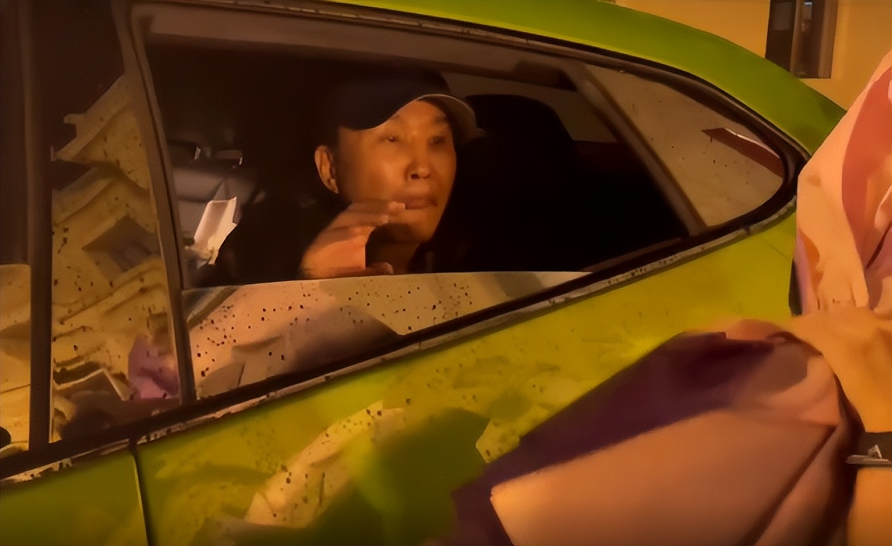 59岁戏骨吴刚坐300万豪车下班，红光满面气色好，妻子罕见化浓妆