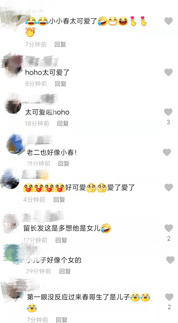 陈小春晒俩儿子萌态，二宝留长发扎揪揪打扮像女孩，长相遗传爸爸