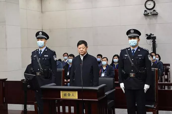 女子“人肉占车位”被强行顶开，警方通报【三分钟法治新闻全知道】