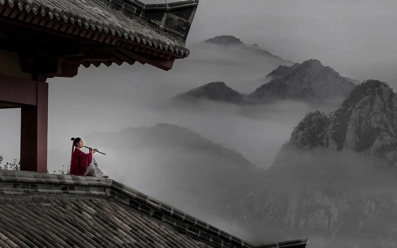 利益面前见人心，方知真情几许，人性善变尽显其中。