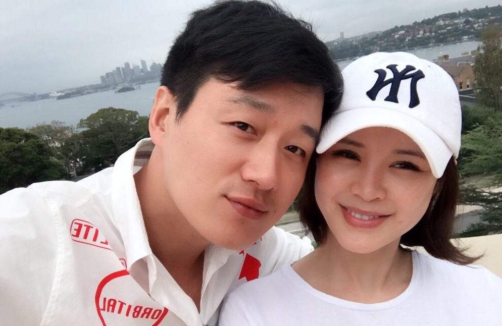 演员关悦，与佟大为“师生恋”是谣言，婚后一家五口生活幸福