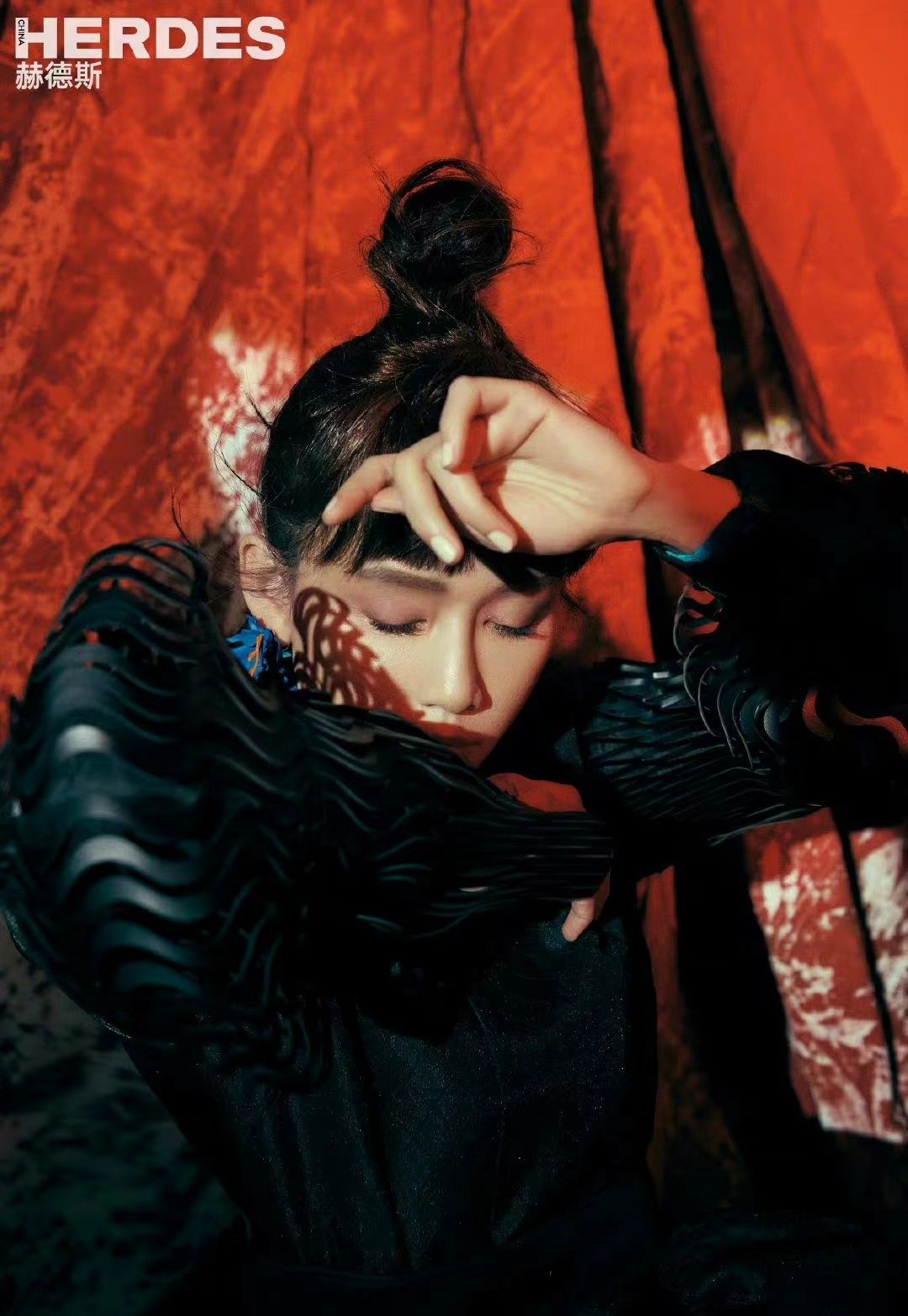 陈乔恩瘦太狠了，剪齐刘海变锥子脸像戴假发，模样大变像换了个人