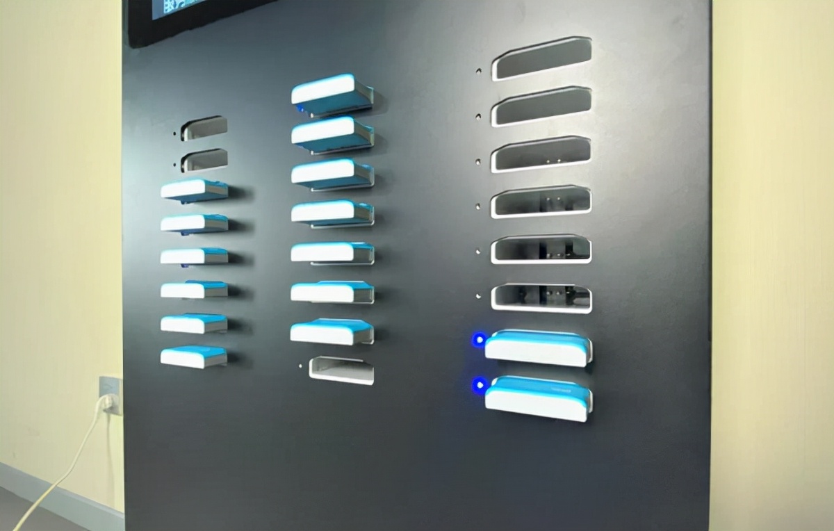 平台裁员、代理商跑路，红极一时的共享充电宝，为何会一地鸡毛？