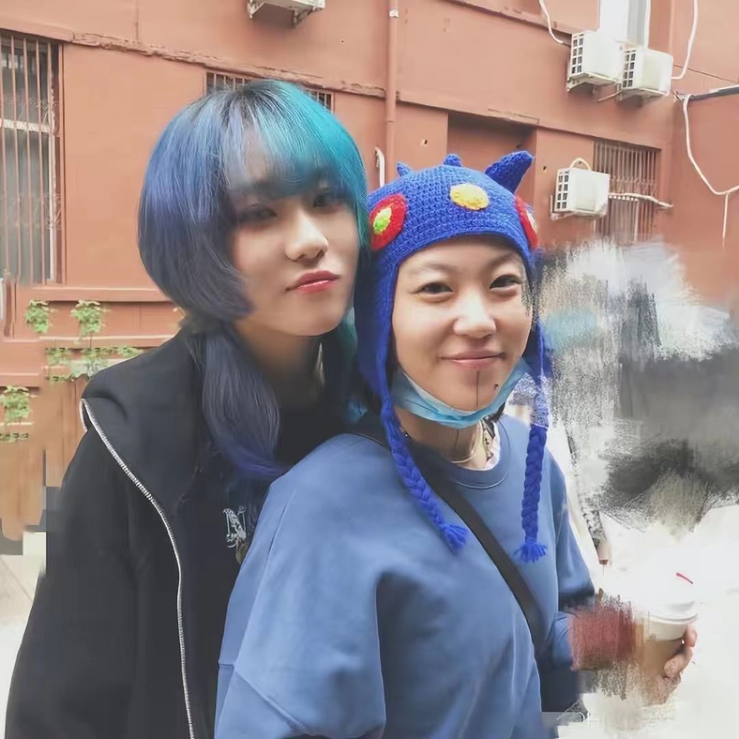 窦靖童美貌输同父异母妹妹，窦佳嫄染渐变发抢风头，气质更像王菲