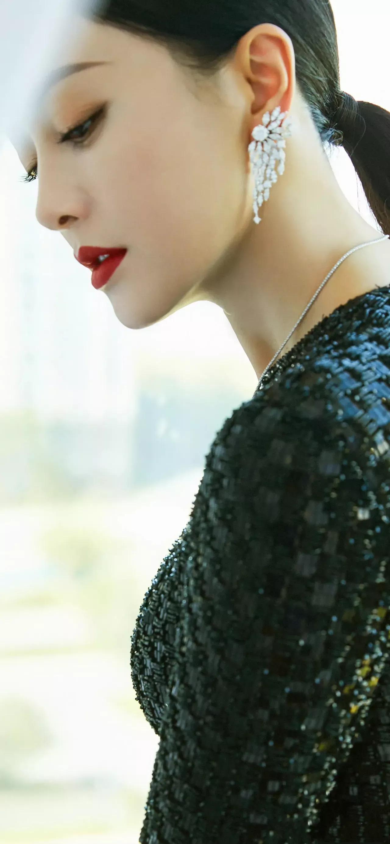 秦岚：气质婉约，温婉大方，魅力四射