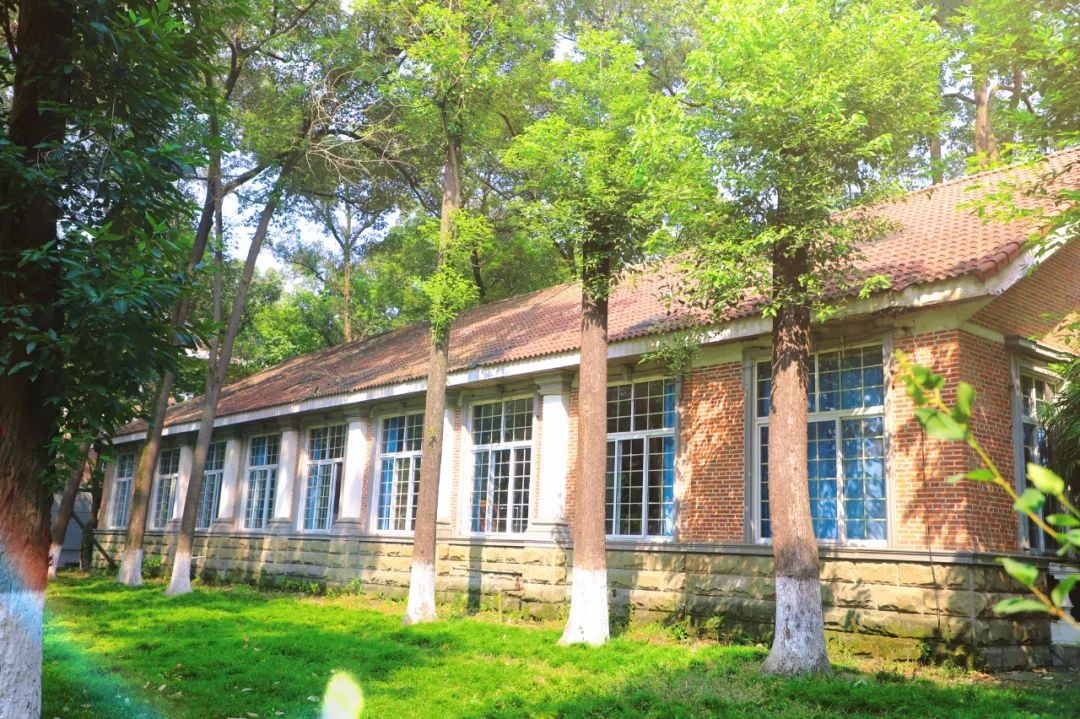 “恐龙”守候，坐拥4大食堂、水上图书馆！2022，成都理工大学等你来！