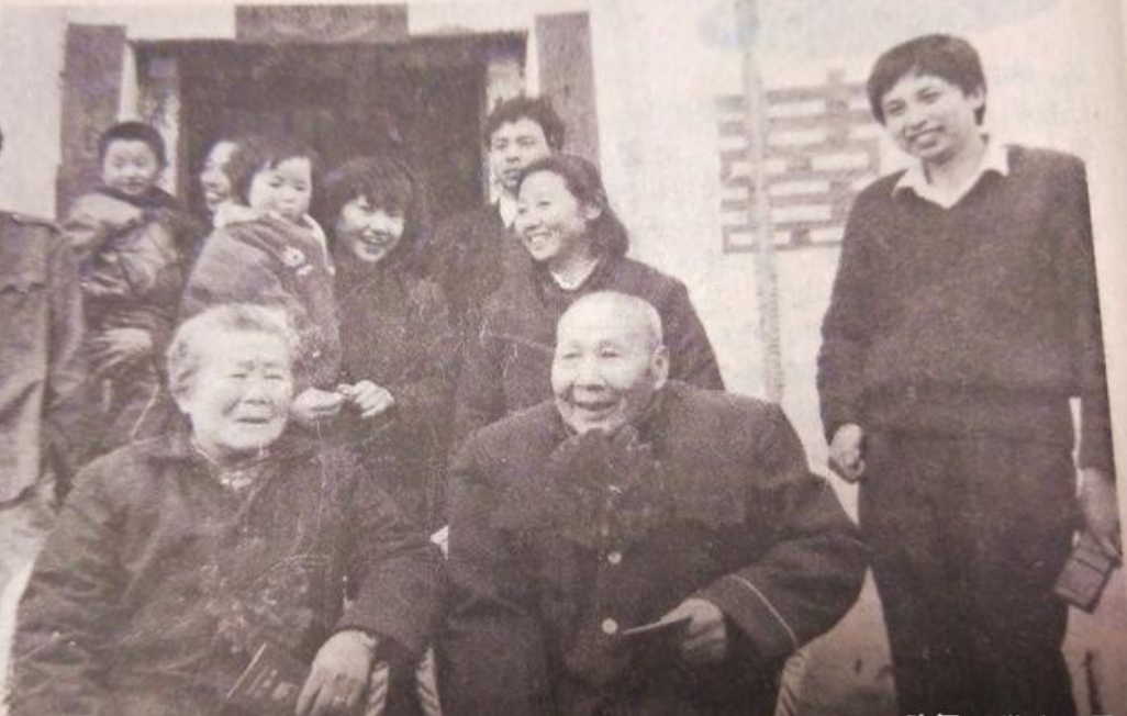 红军团长夫妇战乱分离，54年后妻子在菜摊找到丈夫下落，77岁复合