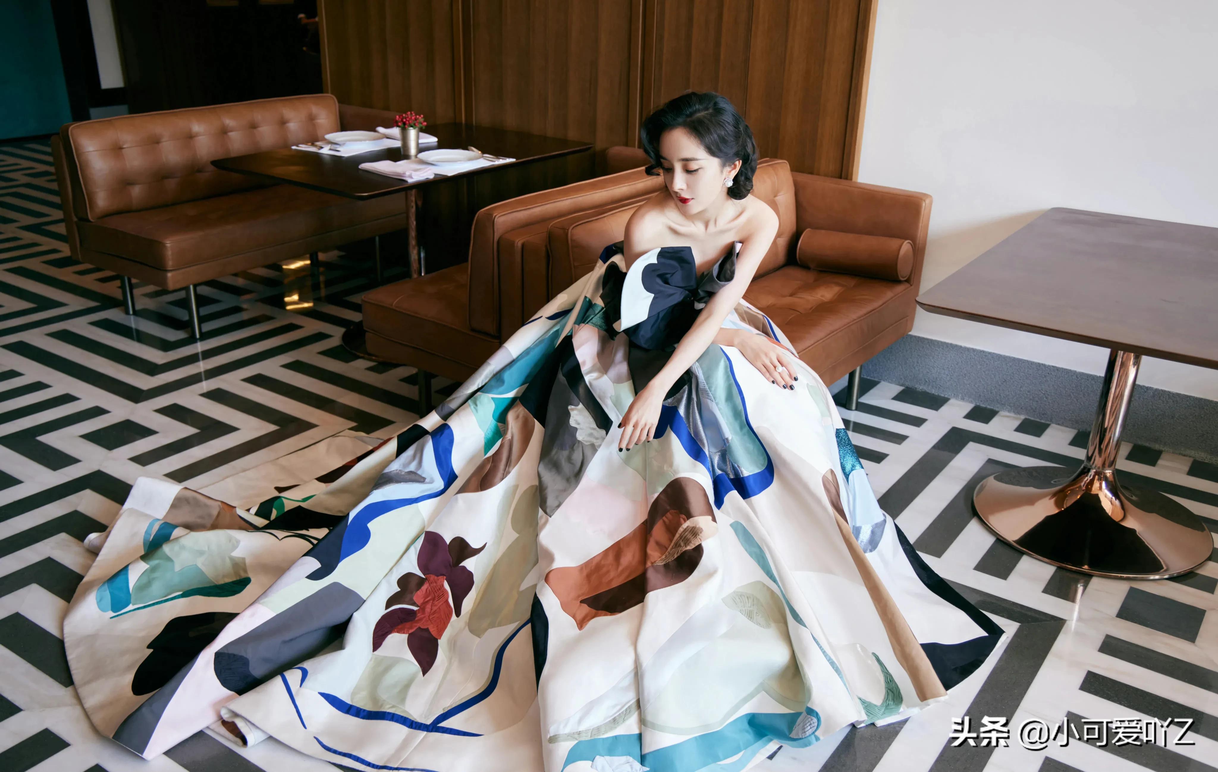 杨幂，复古礼服，波浪卷发，尽显优雅成熟