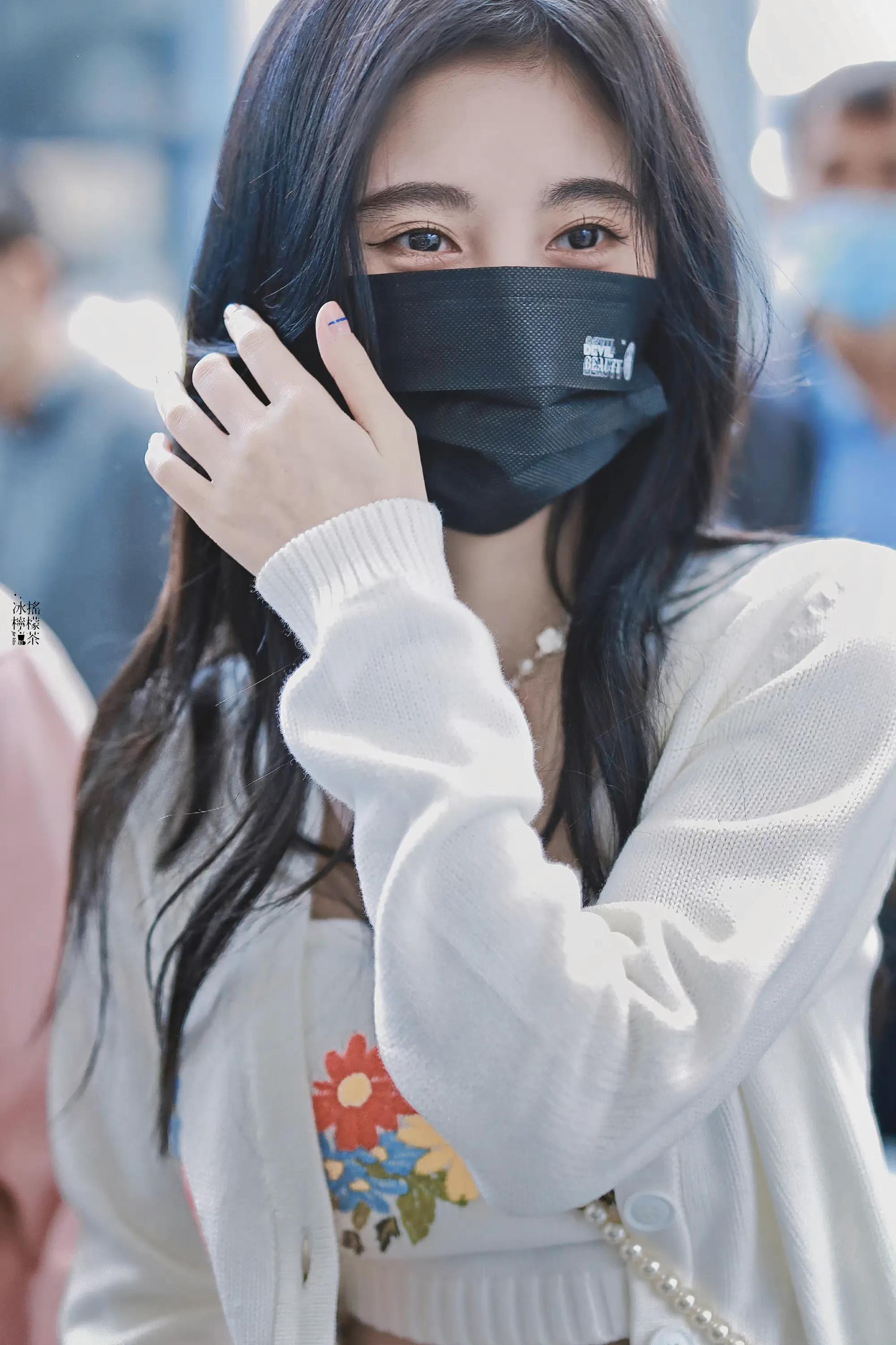 鞠婧祎机场照｜隔着口罩也能看见笑盈盈的脸