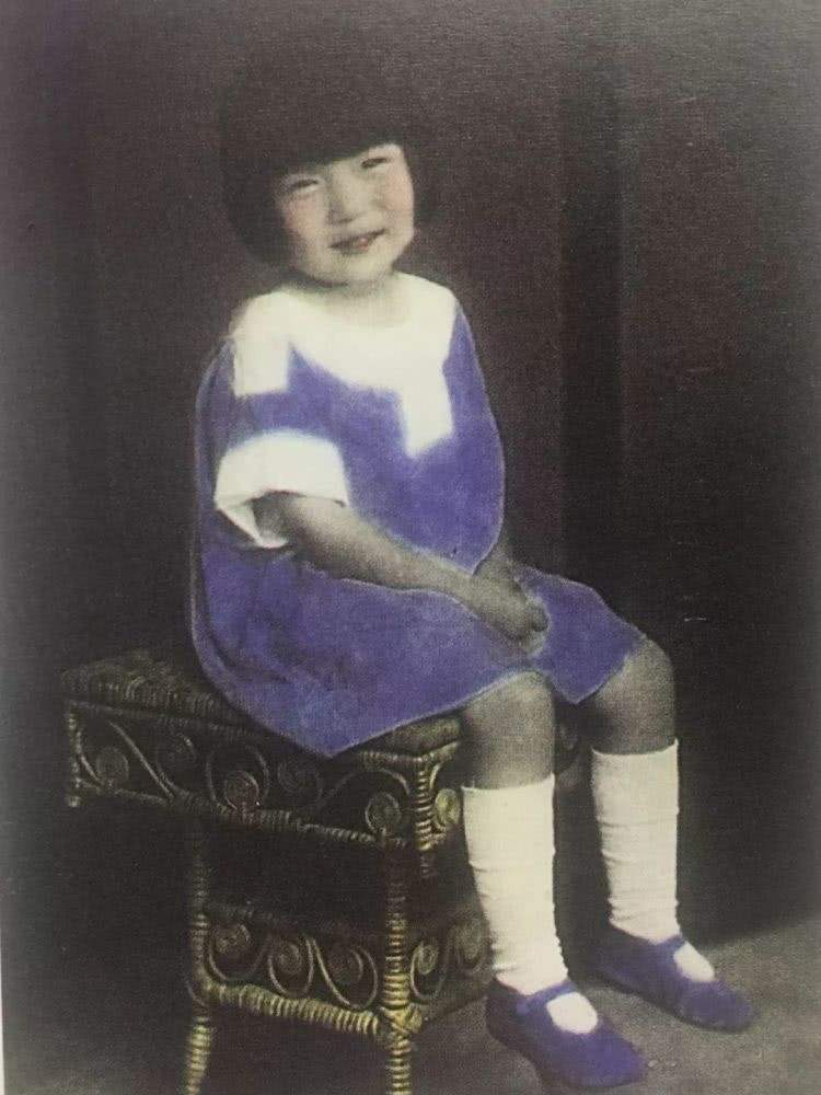 《张爱玲传》：黑暗的童年里，我自己就是光