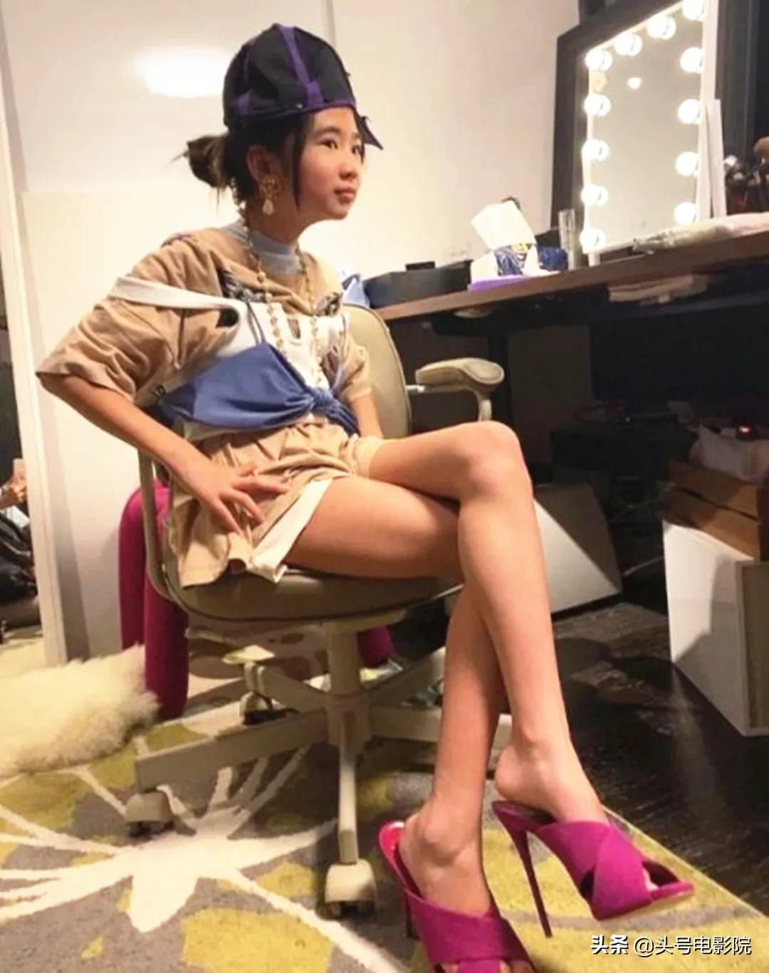 黄多多16岁戴金链涂眼影,爸爸萌娃早熟!曹格女儿11岁露肩画眼线