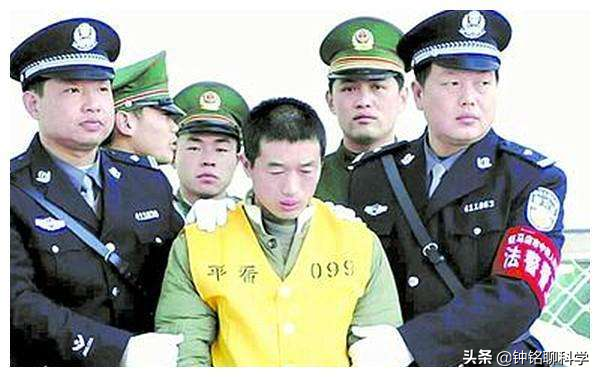 2003年16岁小伙被变态杀手拐回家，靠善良捡回一命，破获17起凶案
