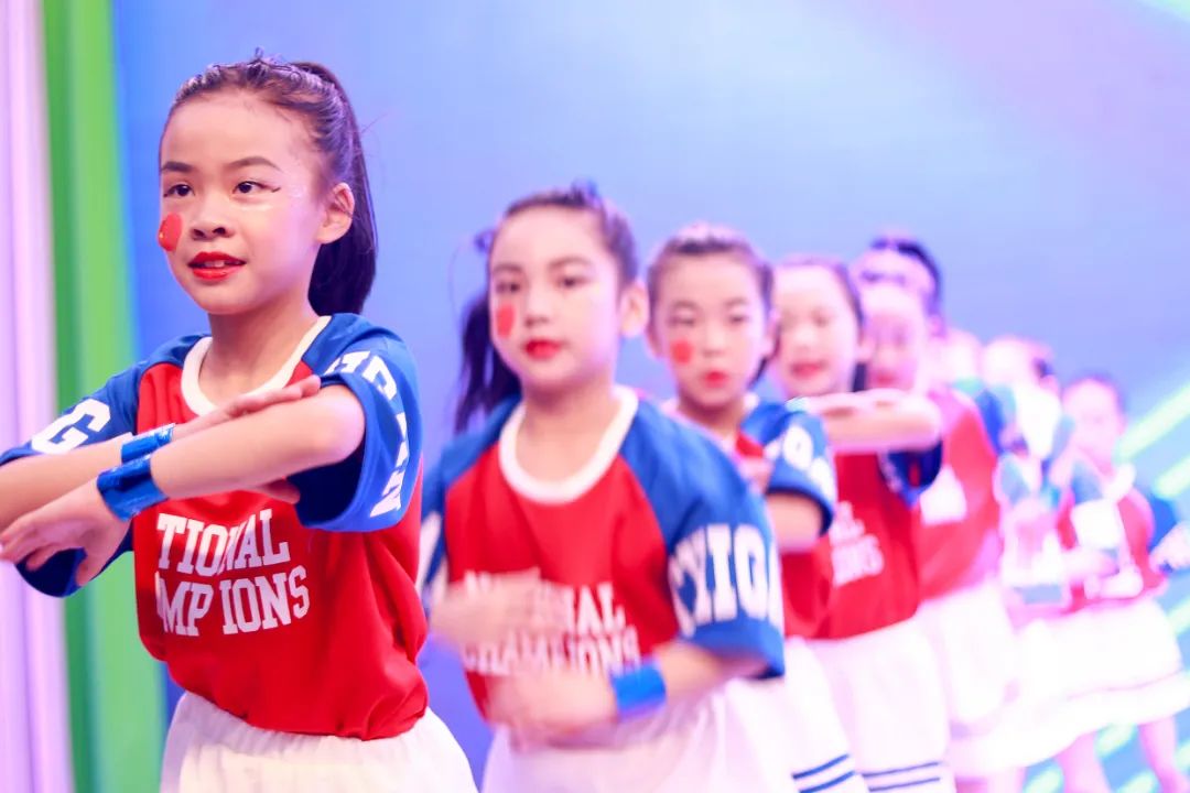 天府新区华阳实验小学举行“童星耀五月·艺术绽花开”群舞比赛