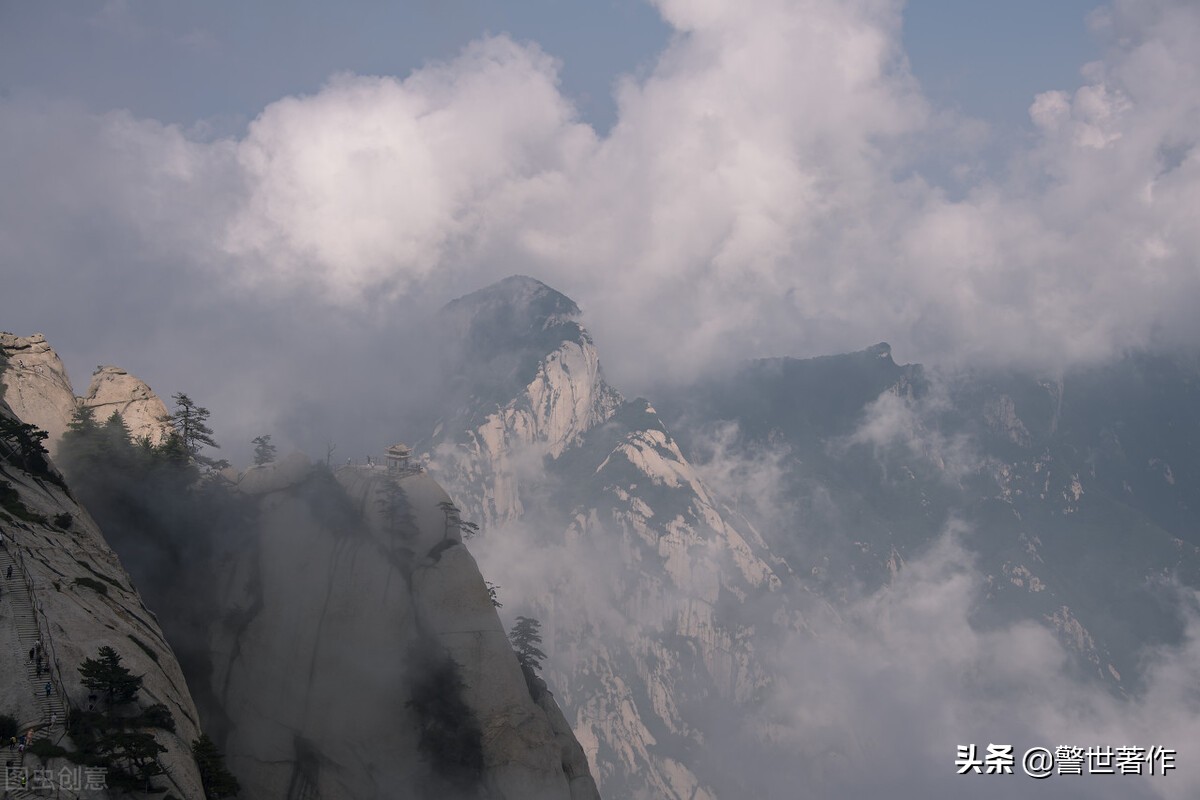 七律.登峰险峻拓途行