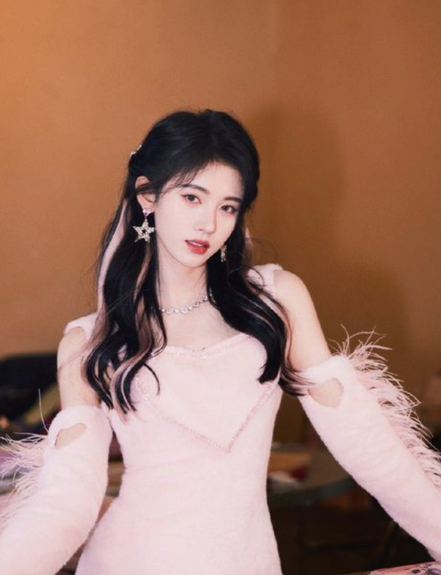 鞠婧祎：美丽小巧的小姐姐，真的很可爱