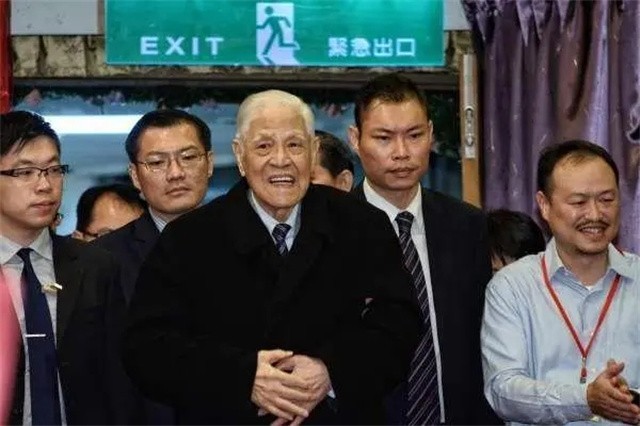 2020年李登辉遗体火化，女子当众泼其肖像油漆：死有余辜