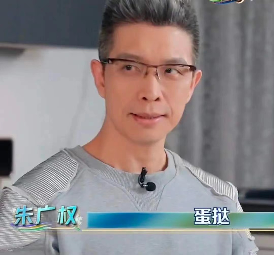 2014世界杯cctv主持人(央视记者看颜值？95后罗平章火出圈，工作不到2年热度赶超王冰冰)