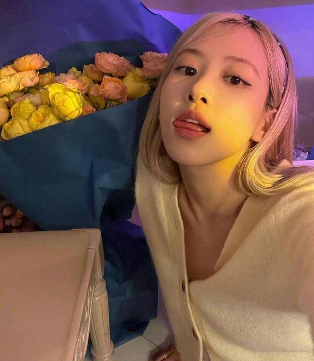 朴彩英晒美黑照片,发量少到粉丝都夸不起来,被说城乡结合部穿搭