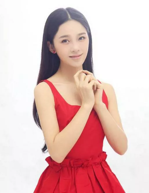 44位明星驾驭的红色服饰典雅大方，由内而外散发出自然的美感