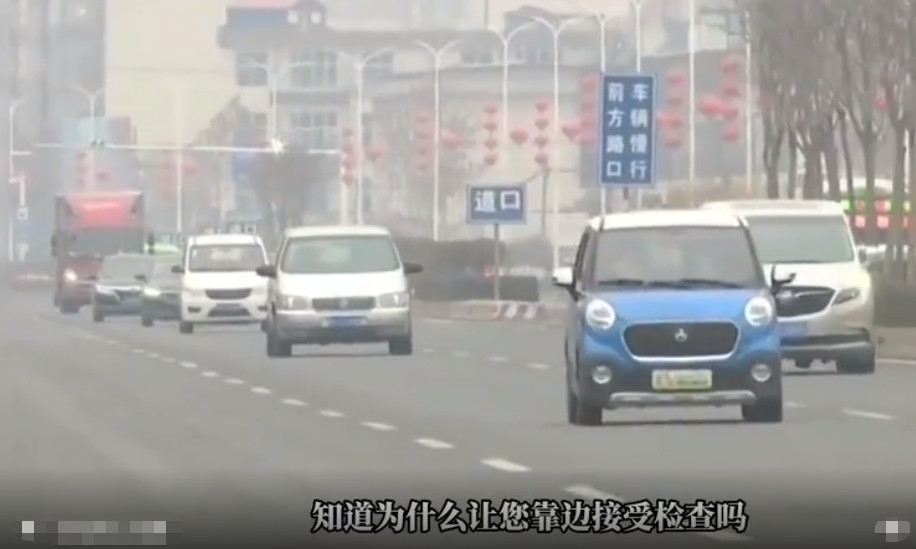 女司机因车辆逾期未年检被交警拦截处理