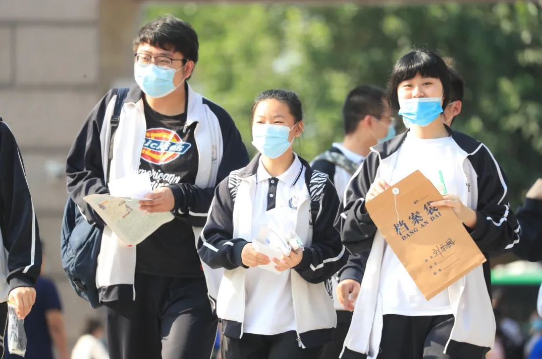 父母为孩子“高考”做过哪些事？穿旗袍并不稀奇，紫色裤衩更奇怪