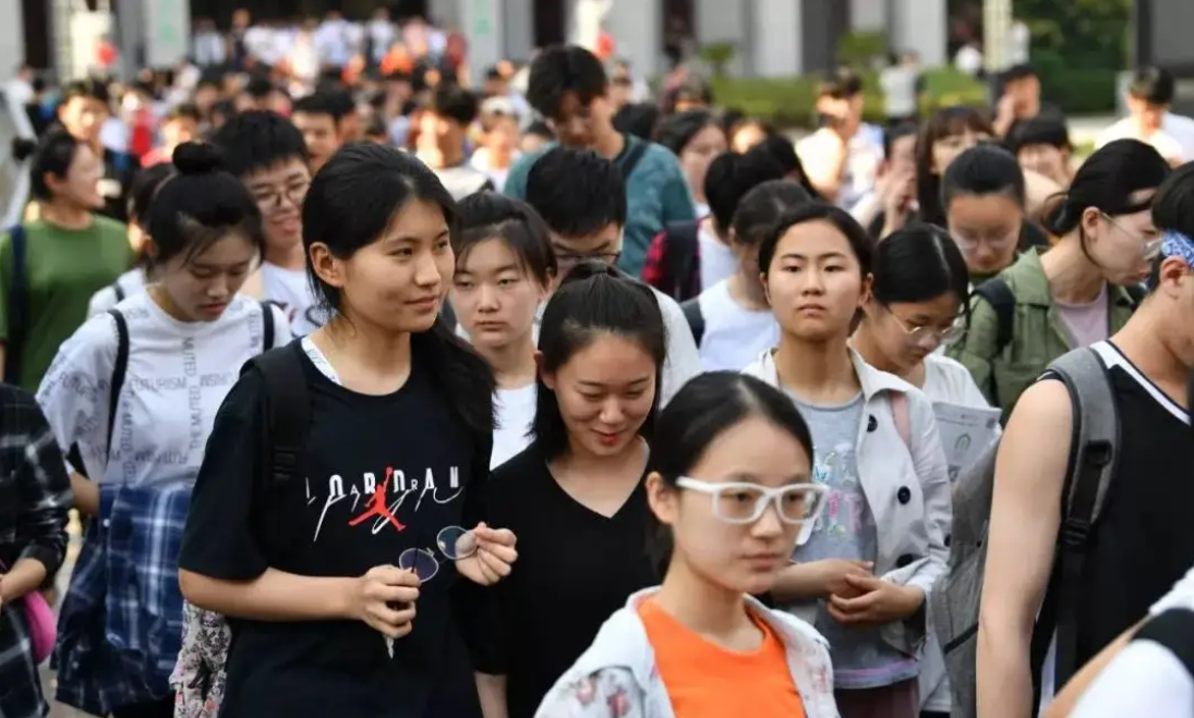 复旦大学给学生发“福利”，西瓜包装惹争议，网友评论假精致