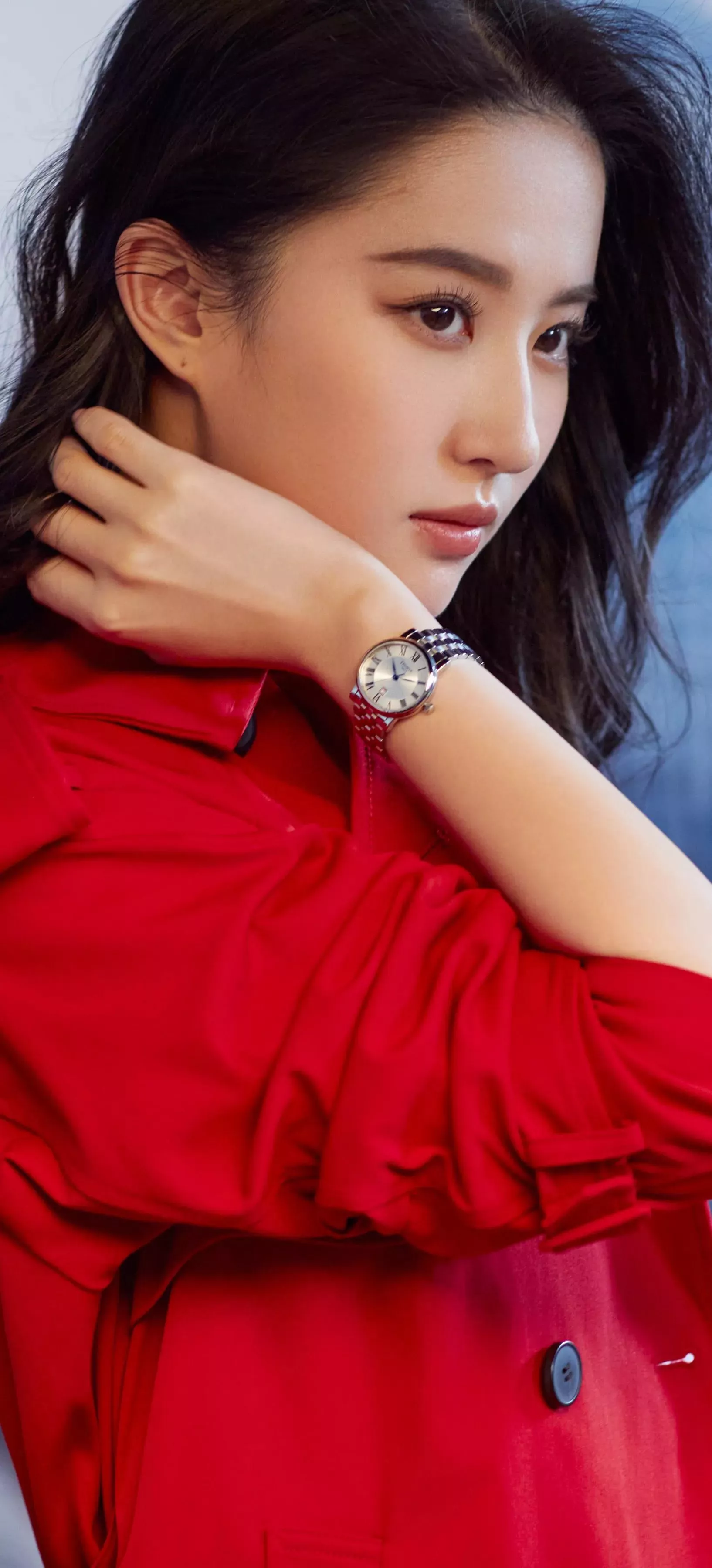 44位明星驾驭的红色服饰典雅大方，由内而外散发出自然的美感