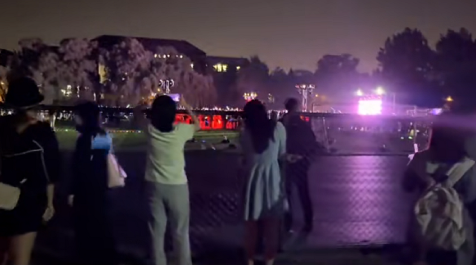 一张清华“蹦迪照”，让网友大跌眼镜，原来学霸真的可以为所欲为