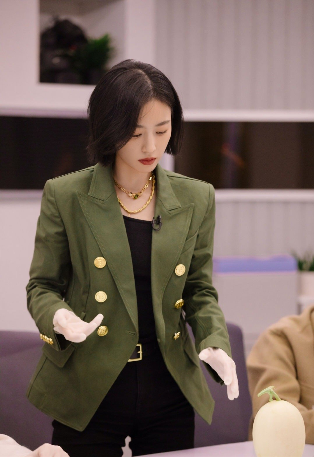 周雨彤状态好到爆！绝美穿搭好看又养眼，黑色紧身裤秀出漫画腿