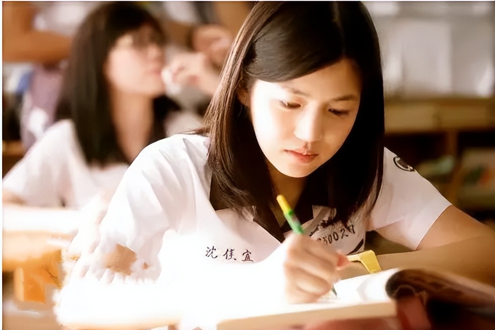 同样是演学生，把张柏芝、赵丽颖和吴倩放在一起，美得各有千秋