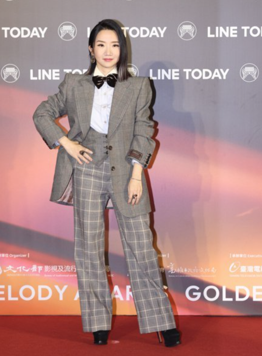 这是颁奖还是开业？金曲奖艺人造型齐翻车，现场变成乡村大舞台？