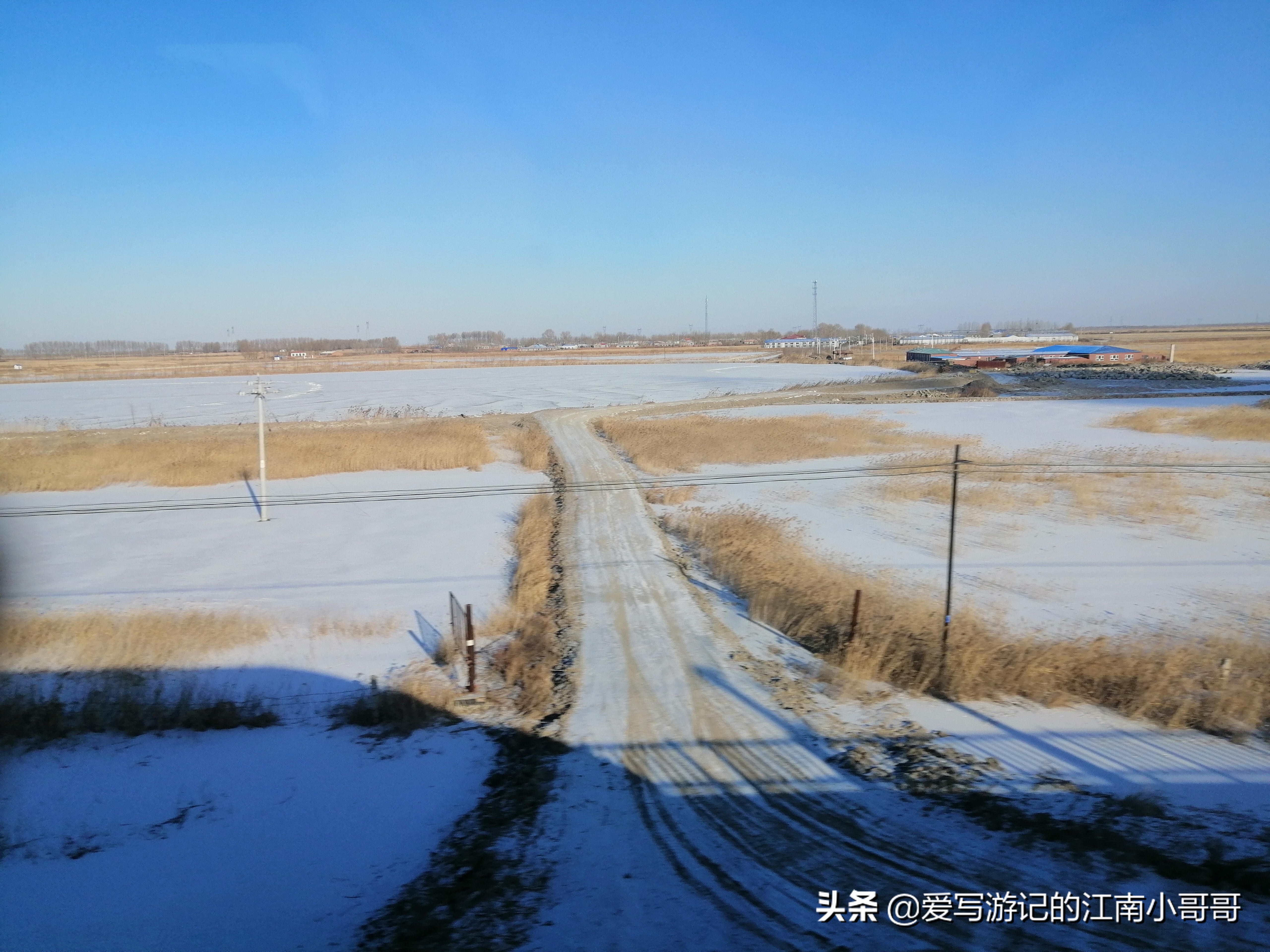 冬日白雪皑皑的田野里，巨大的白色烟柱在蓝天的映衬下扶摇直上