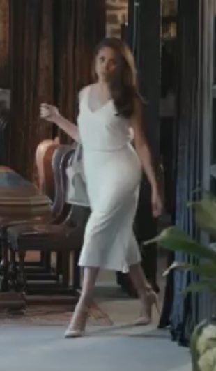 做代言人时顺走的高跟鞋，梅根还在拍订婚照时穿？网友：非常像