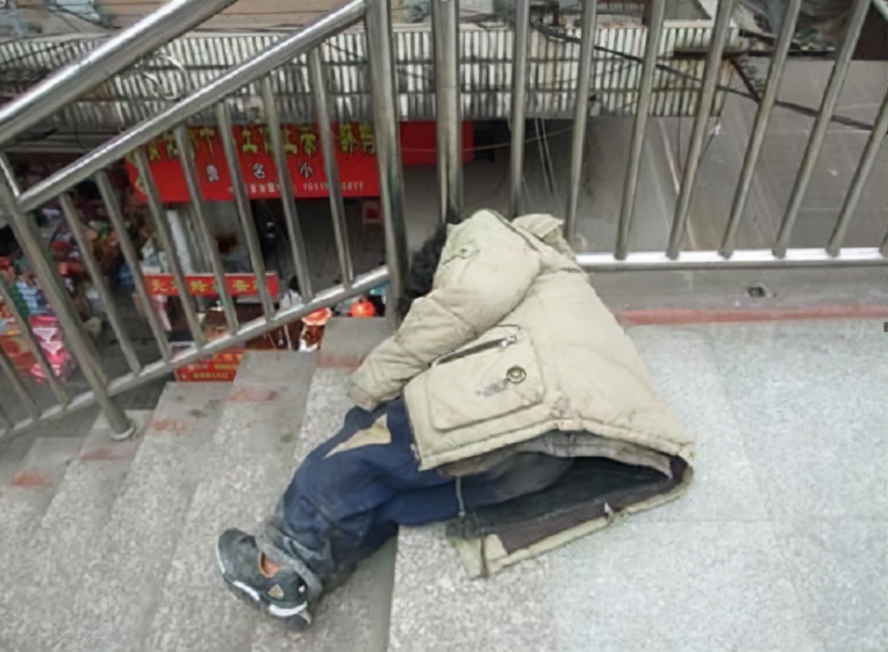 高考状元“看破红尘”，抛弃家庭事业流浪街头，亲属无奈说出真相