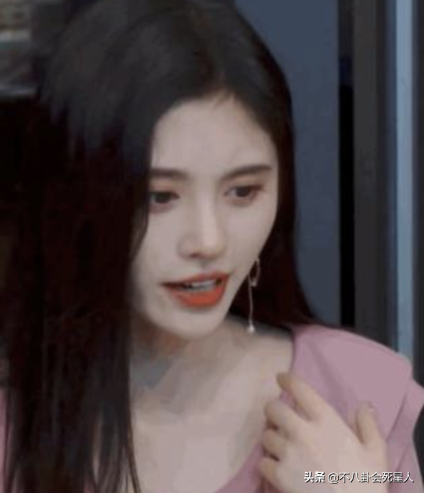 娱乐圈“假下巴”大赏，又尖又翘，一笑下巴原地起飞太吓人