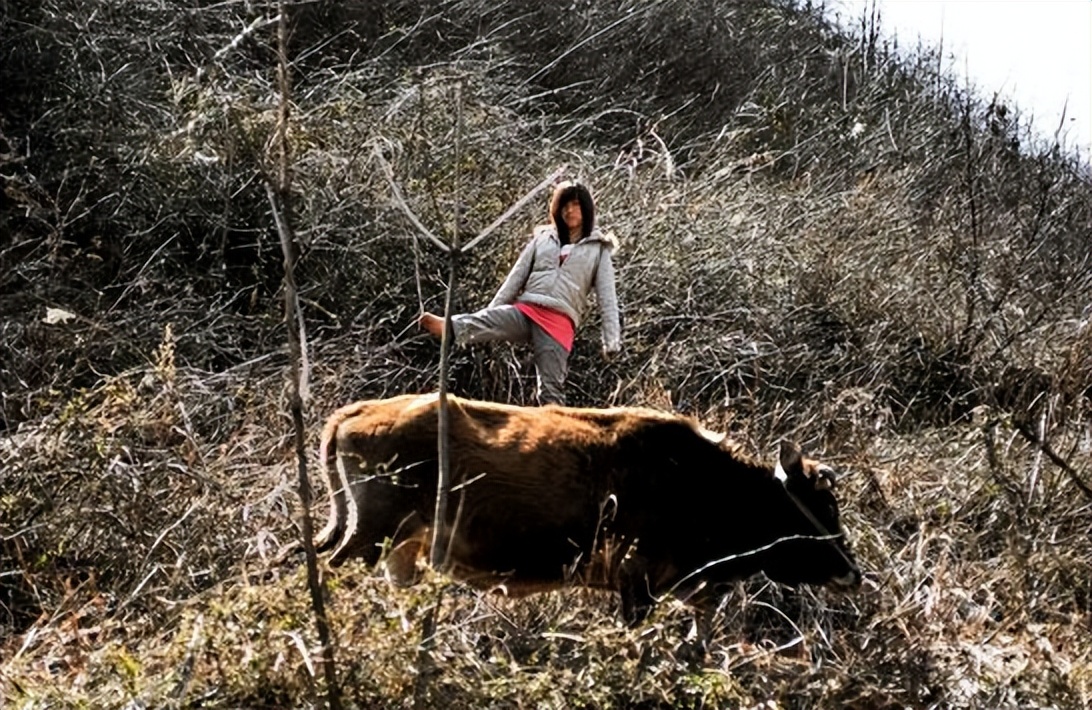 无臂无腿婴儿(5年前无臂女孩靠口和脚养孩子) - 乐宝宝贝