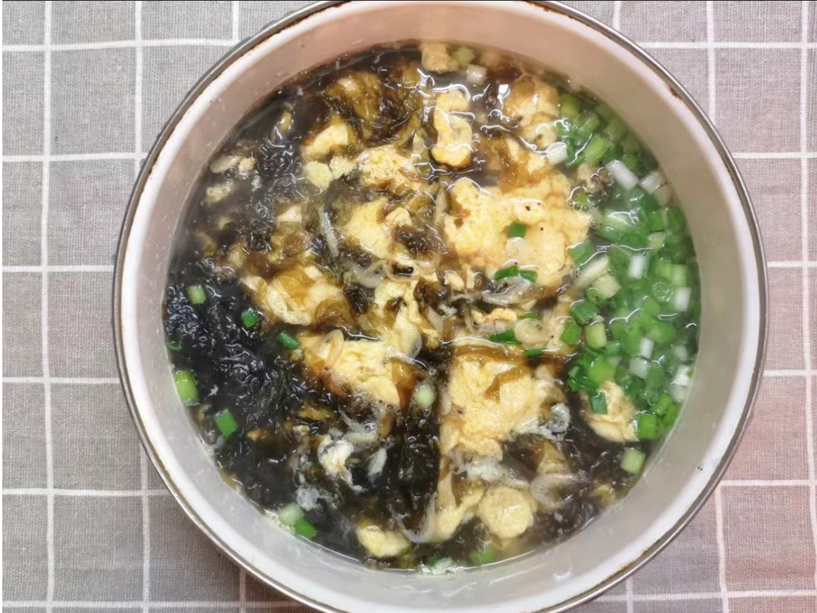 材料:虾皮50克,紫菜10克,鸡蛋1个,香油,姜,盐,香菜,葱花,水适量.