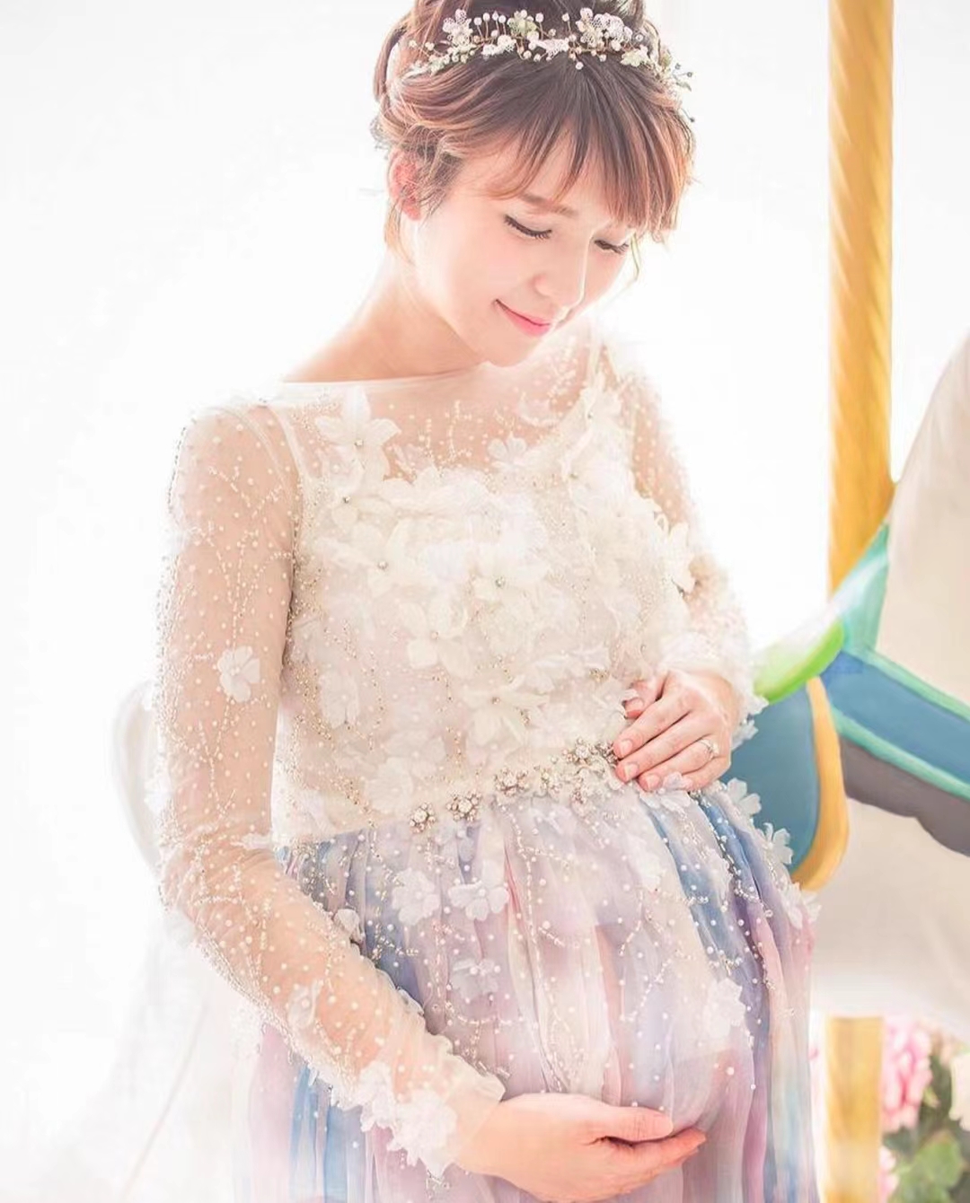 钟嘉欣新一辑孕照胜在够自然 重温过去女星孕照边个最靓?